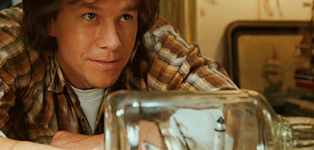 mark wahlberg devant son bateau