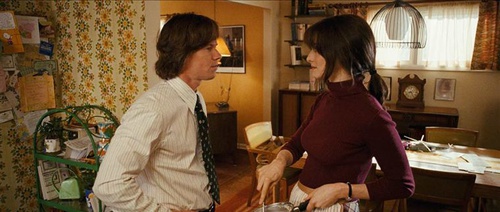 mark walhberg et rachel weisz dans la cuisine