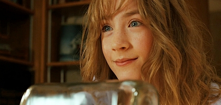 saoirse ronan devant le bateau de son p  re