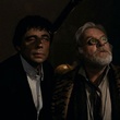 benicio del toro et anthony hopkins regardant en l air