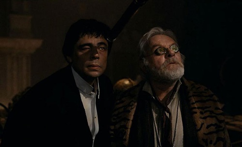 benicio del toro et anthony hopkins regardant en l air