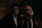 benicio del toro et anthony hopkins regardant en l air