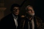 benicio del toro et anthony hopkins regardant en l air