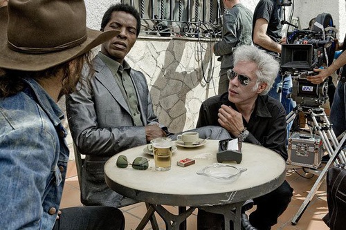 gael garcia bernal de dos et isaach de bankol   avec le r  alisateur jim jarmusch