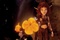 selenia tenant une fleur