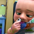 un enfant mangeant monsieur patate