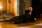 ewan mcgregor devant la cheminee