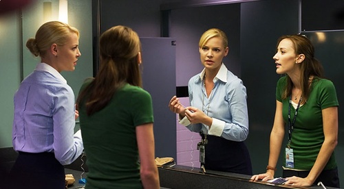 katherine heigl dans une salle de bains