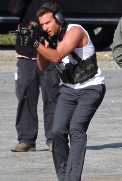 bradley cooper s essayant au tir