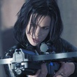 kate beckinsale arm  e