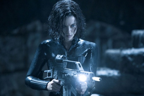 kate beckinsale arme en main