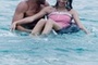 vincent-cassel-et-laura-neiva-dans-l-eau-jpg-100x100-crop-upscale-q95-jpg