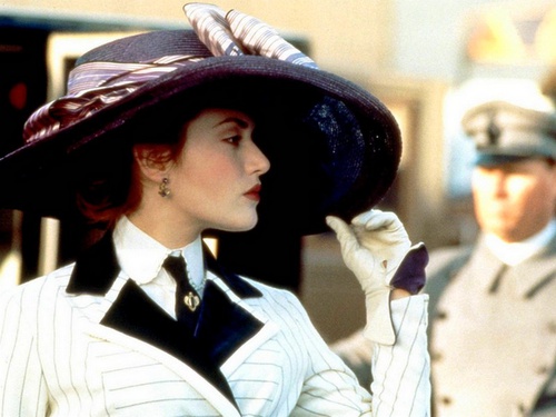 Kate Winslet porte un chapeau