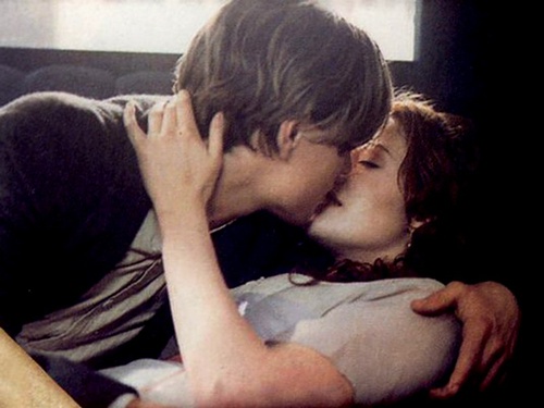 Kate Winslet et Leonardo DiCaprio s'embrassent