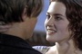 Leonardo DiCaprio et Kate Winslet s'embrassent