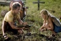 matthew mcconaughey et kate hudson fouillant un cimeti  re