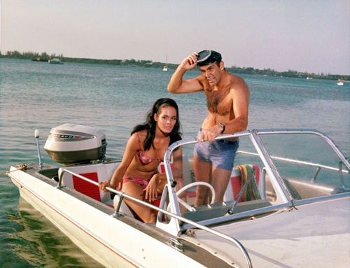 claudine-auger-et-sean-connery-dans-un-bateau-jpg