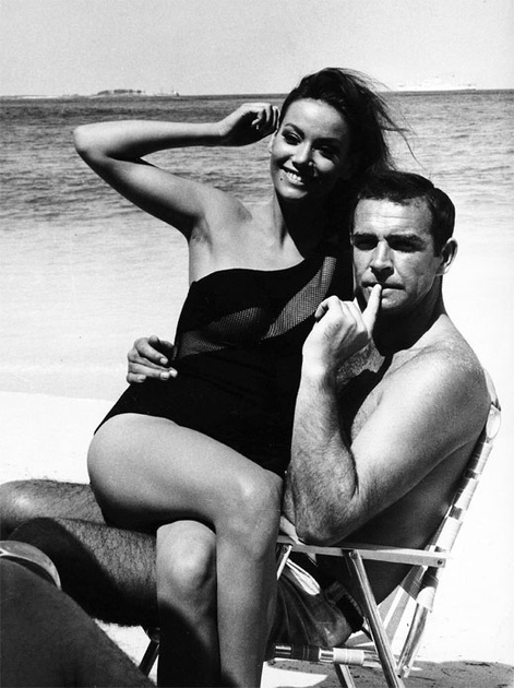 claudine-auger-et-sean-connery-sur-le-plateau-jpg