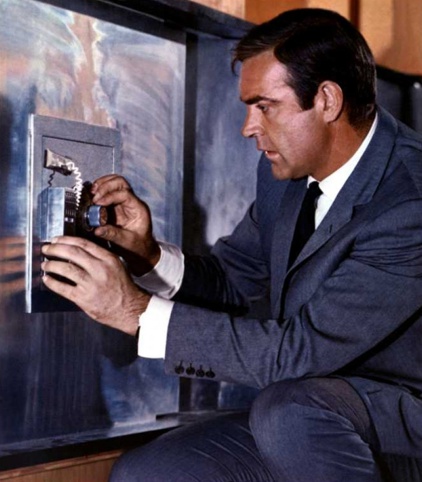 sean-connery-ouvre-un-coffre-png