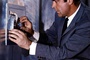 sean-connery-ouvre-un-coffre-png