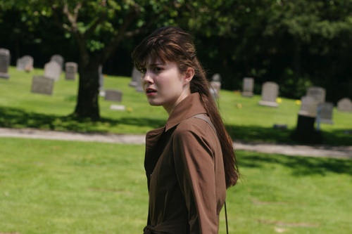 mary-elizabeth-winstead-au-cimetiere-jpg