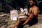 tom-hanks-ouvrant-un-paquet-jpg