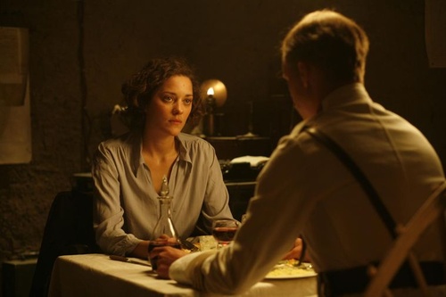 marion cotillard a table