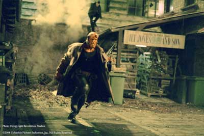 ron perlman en pleine action - Hellboy