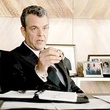 danny huston derri  re son bureau