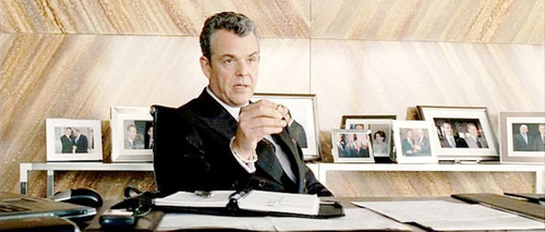 danny huston derri  re son bureau