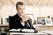 danny huston derri  re son bureau