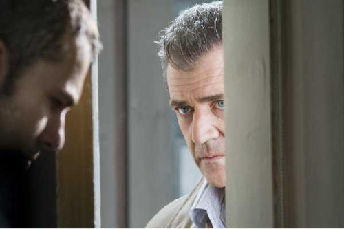 mel gibson derrière une porte