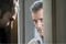 mel gibson derrière une porte
