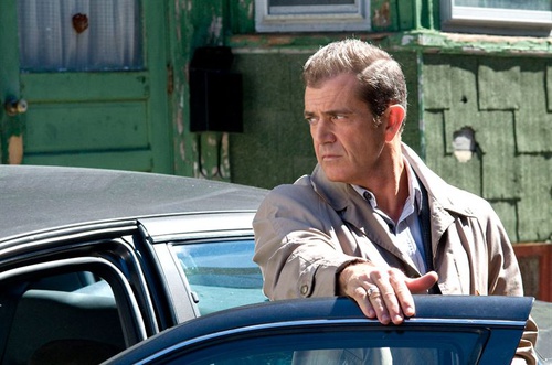 mel gibson sortant de sa voiture