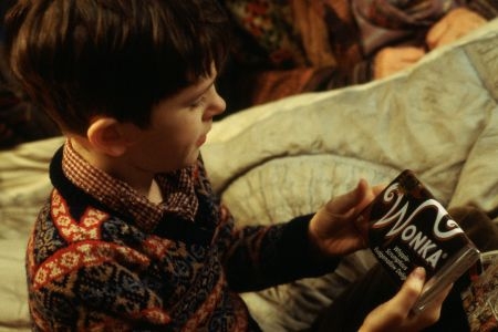 freddie highmore et la tablette de chocolat wonka
