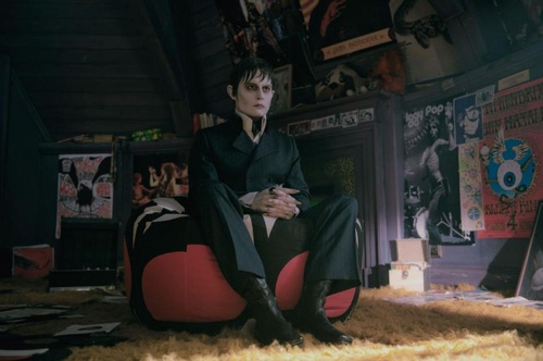 johnny-depp-sur-un-pouf-jpg