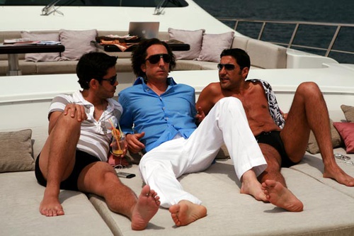 Gad Elmaleh et Manu Payet sur un yacht