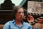 Gad Elmaleh fume un cigare