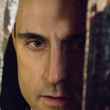 gros plan de mark strong
