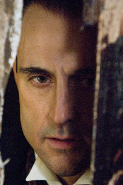 gros plan de mark strong