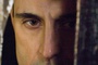 gros plan de mark strong