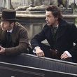 jude law robert downey jr devant un cercueil