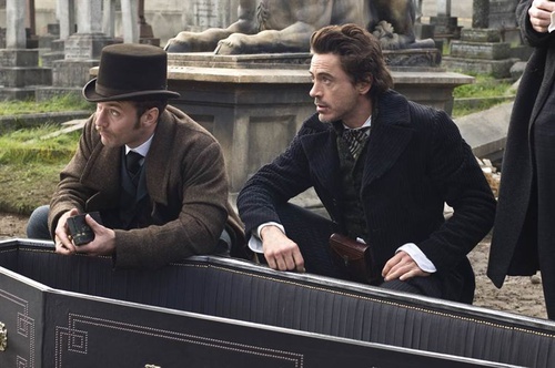 jude law robert downey jr devant un cercueil