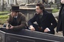 jude law robert downey jr devant un cercueil
