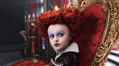 l actrice helena bonham carter en reine rouge