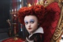 l actrice helena bonham carter en reine rouge