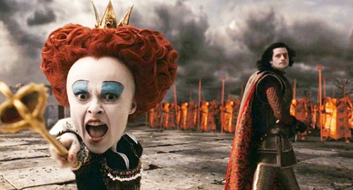 la reine rouge hurlant ses ordres a son valet