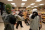 des jeunes braquant une   picerie
