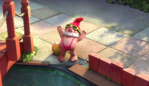 un nain de jardin en maillot de bain
