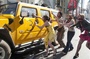 les zombies attaquent une voiture